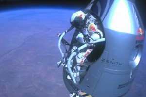 Video: Skydiver Jumps from Stratosphere, Sets Record