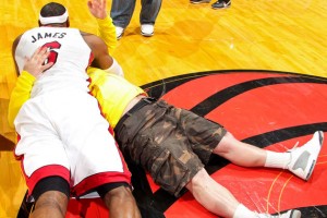 Lebron James Tackles Fan After $75K Hook Shot [VIDEO]